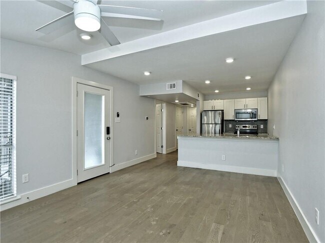 Building Photo - 909 Reinli St