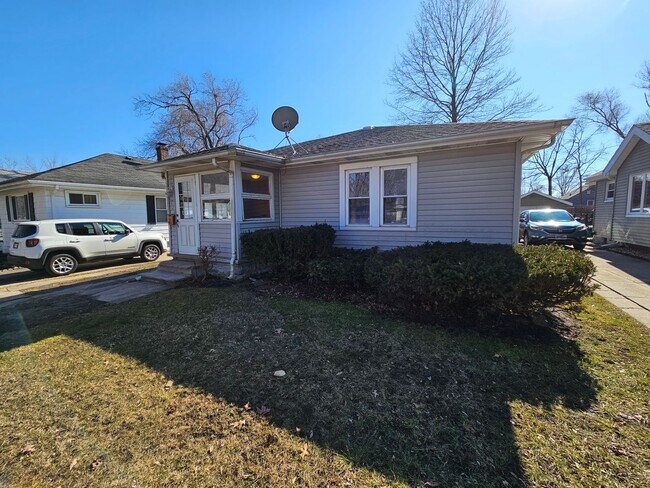Building Photo - 2 bed, 1 bath. Hardwood floors.