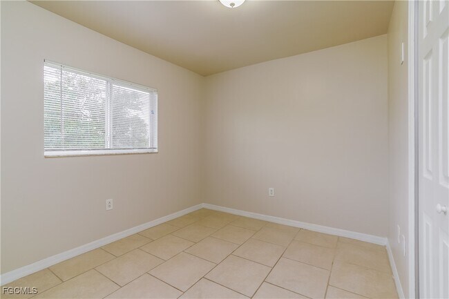 Building Photo - 427 Vanetta Dr