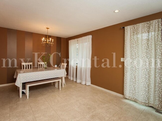 Building Photo - 9619 Outlook Dr