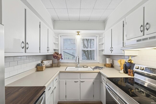 Building Photo - 201 W Church Ln