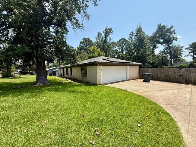 Building Photo - Spacious 3 Bedroom Home in Whitehouse ISD! Tour Today!