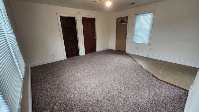 Foto del edificio - 2 Bedroom, 1 Bathroom Duplex with Private Balcony - Available June 1st