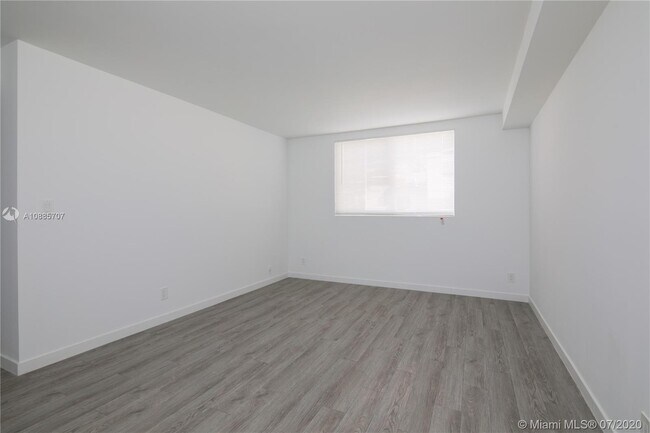 Foto del edificio - 13605 NE 3rd Ct
