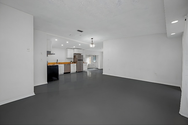 Building Photo - 1815 Apache Trail