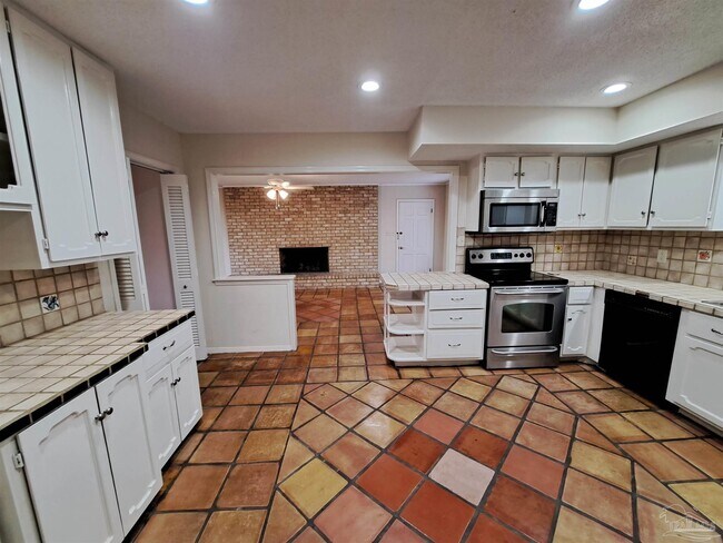 Building Photo - 208 Nandina Rd