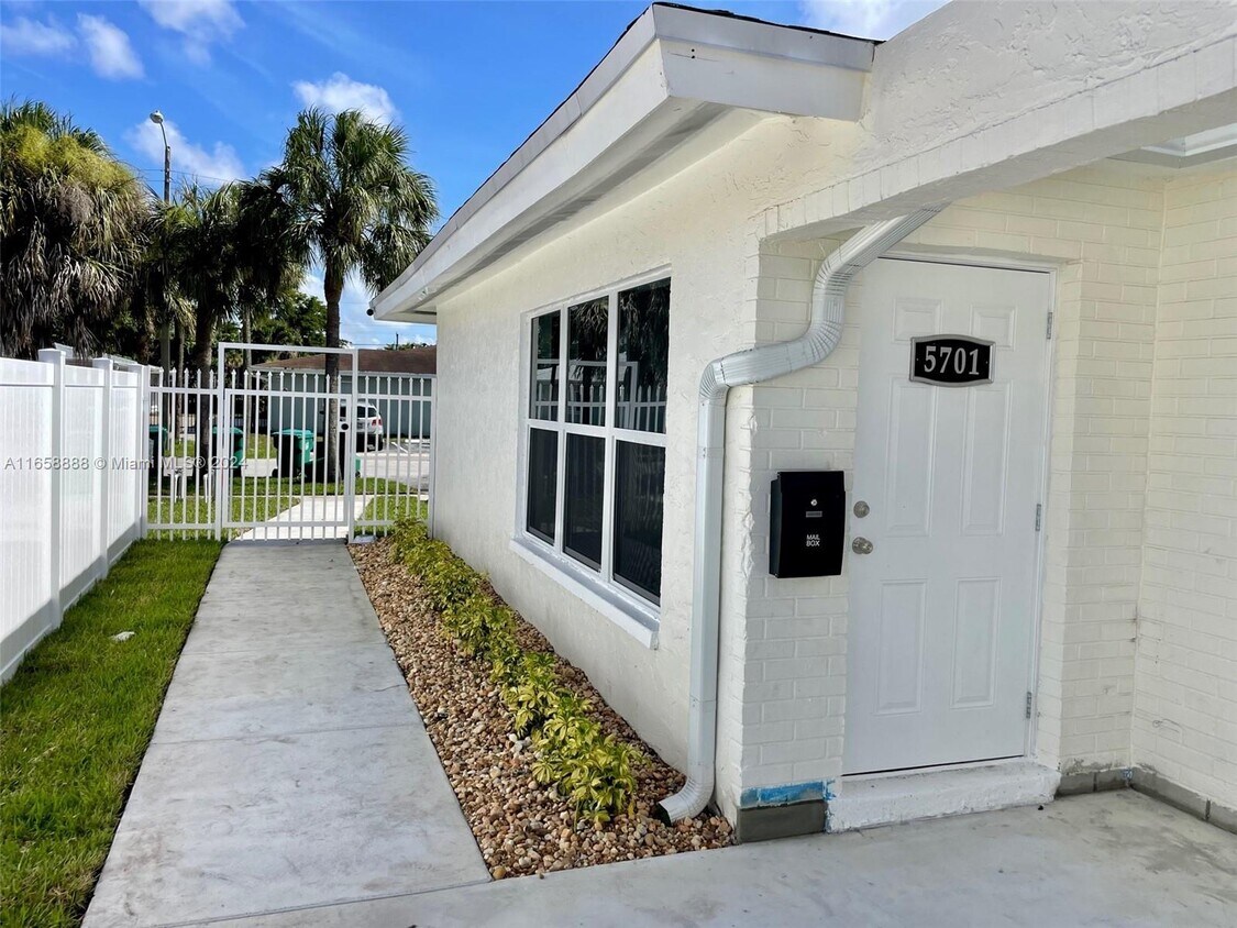 Primary Photo - 5701 NW 28th St