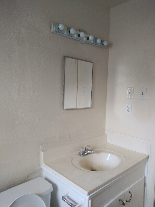 Foto principal - 6219 Batterson St