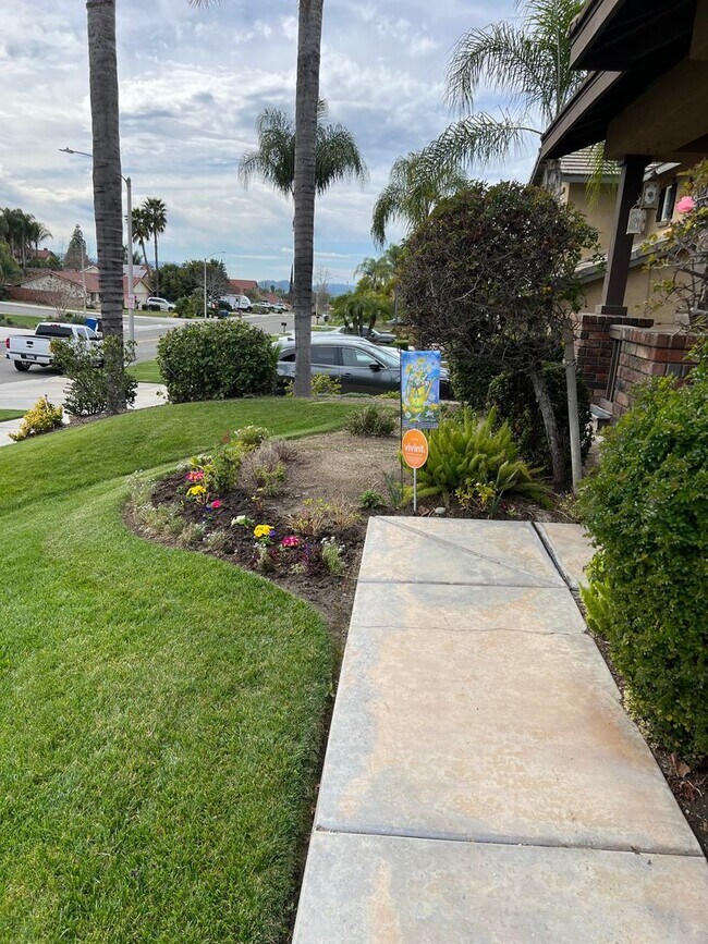 Building Photo - Gorgeous and spacious 5 bedroom FURNISHED ...