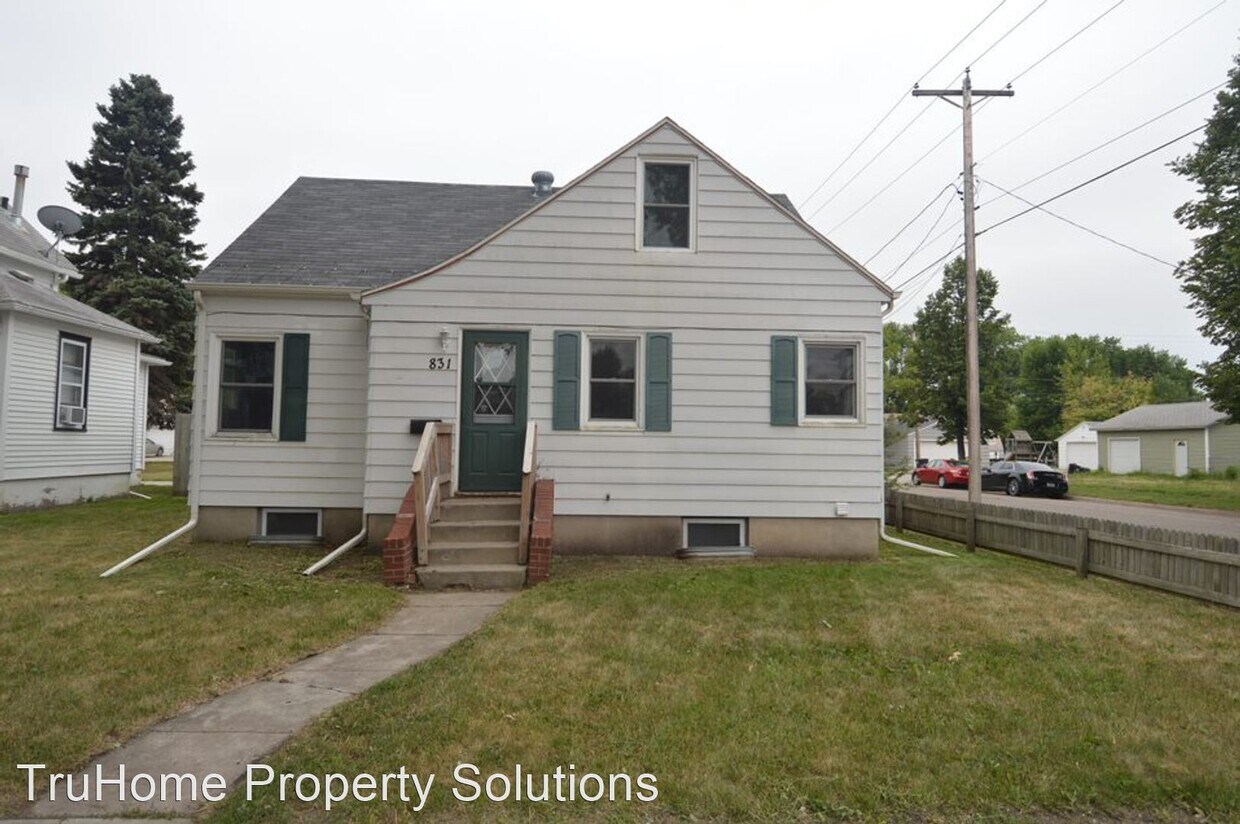 Primary Photo - 4 br, 2 bath House - 831 N. 4th St.