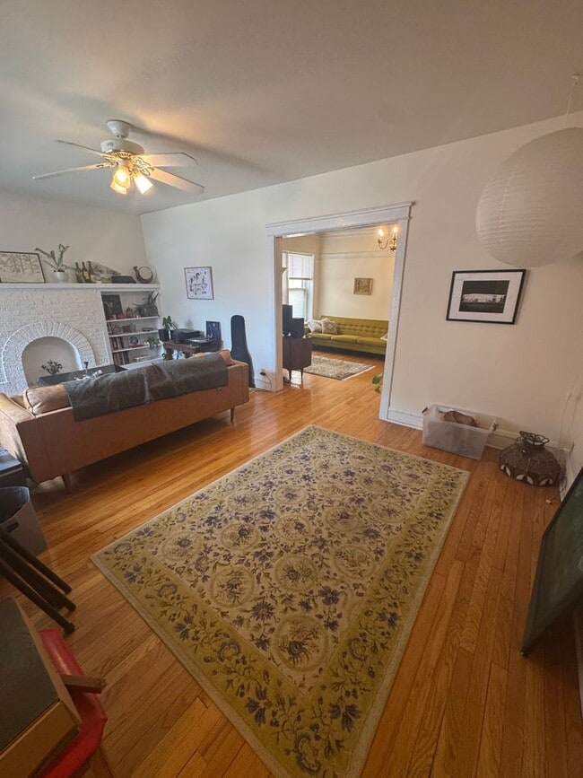 Foto del edificio - Lovely and Very Large Ravenswood Manor 1 BR