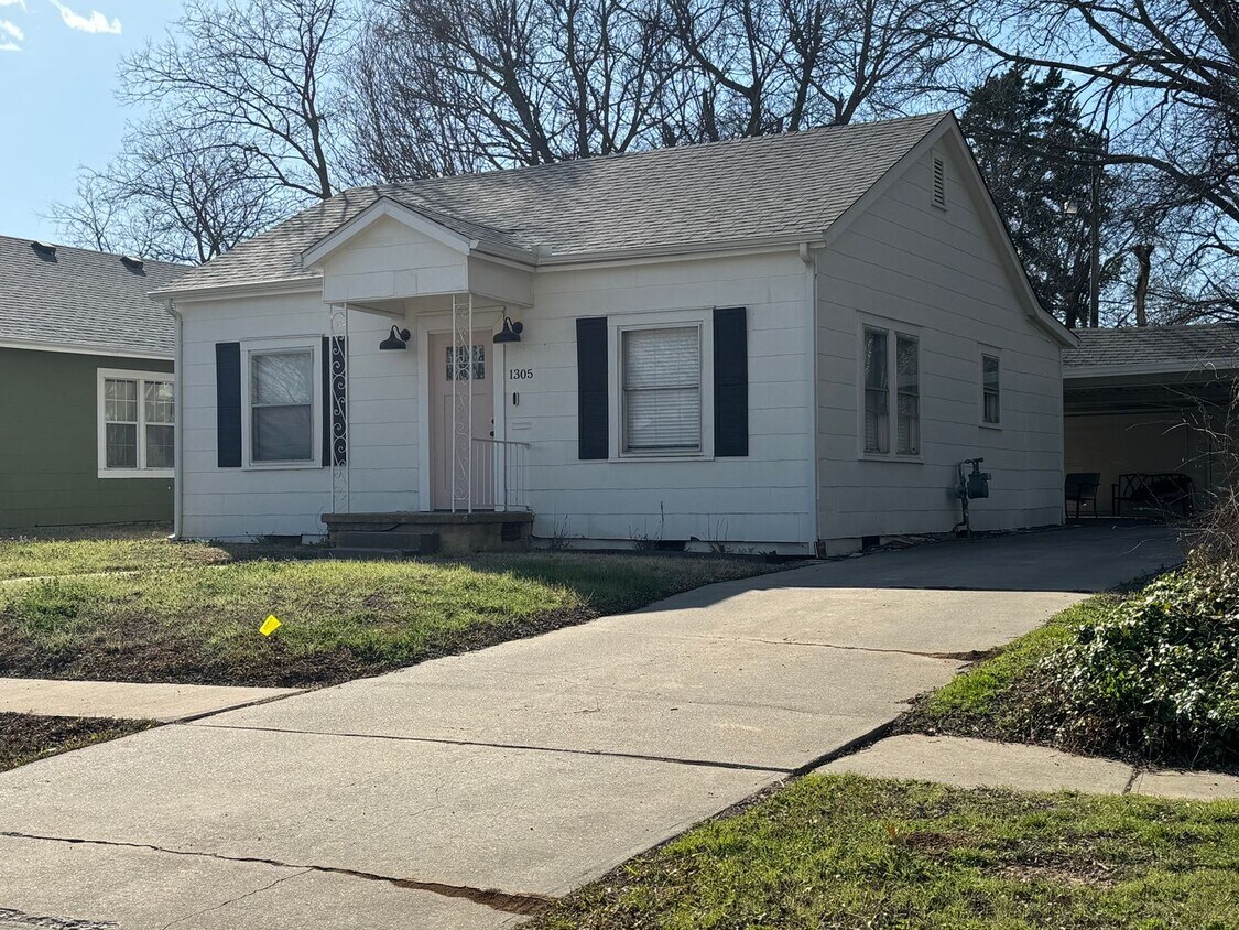 Primary Photo - Updated 2 bedroom home with appliances!
