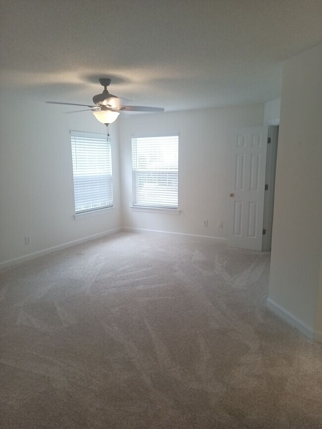 Foto del edificio - Riverwood VIII