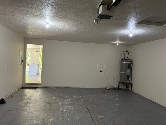Building Photo - 4 bedroom 1.5 bathroom duplex