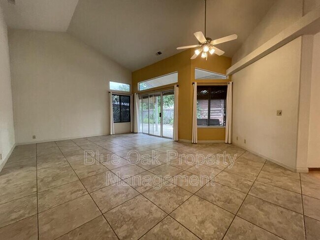 Building Photo - 16 Dahlia Way