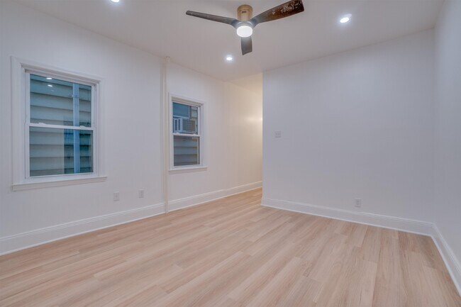 Foto del edificio - 121 W 12th St