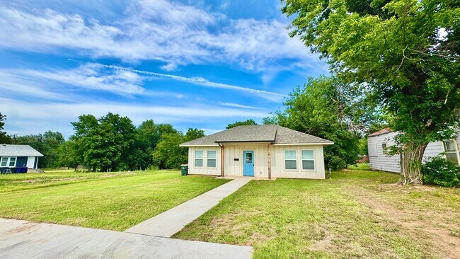 Foto del edificio - Charming 2-Bed Home in Chickasha -  Move-In Ready