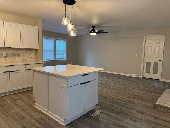 Building Photo - 125 Sawmill Dr