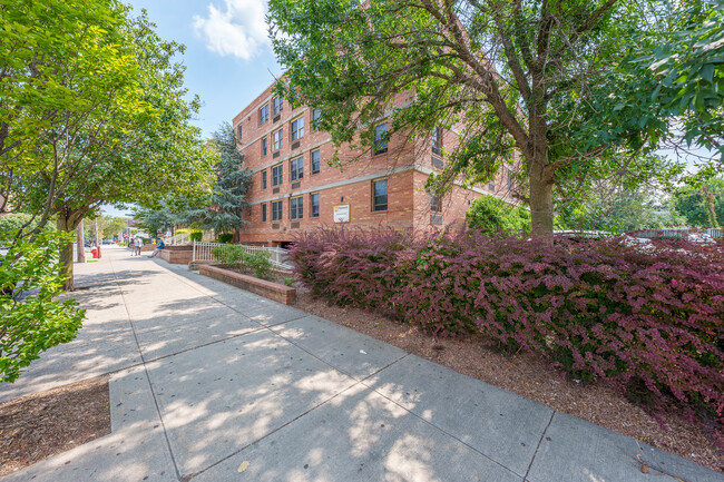 Foto del edificio - Peninsula Court Apartments