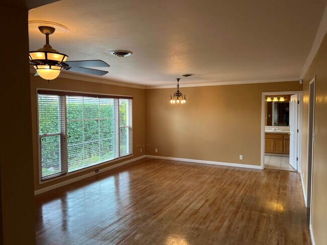 Building Photo - Welcome to this charming 2-bedroom, 2-bath...