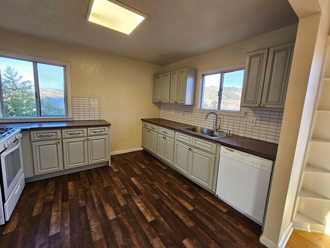 Foto del edificio - Large 5 bedroom 2 bath Split Level House w...