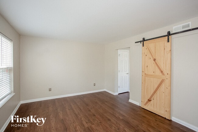 Building Photo - 2814 Rothe Ln