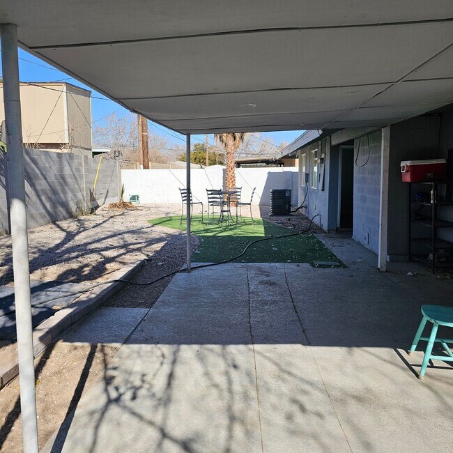 Foto del edificio - Upgraded 5-Bedroom Home with Open Floor Plan & Large Lot!