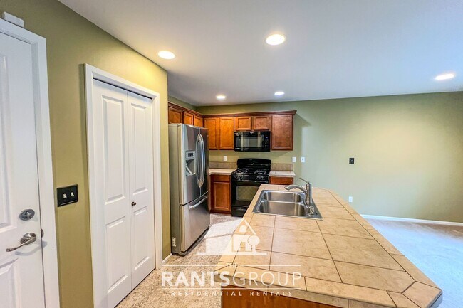 Foto del edificio - Spacious 4-Bedroom, 2.5-Bath Home with Open Layout in Lacey!