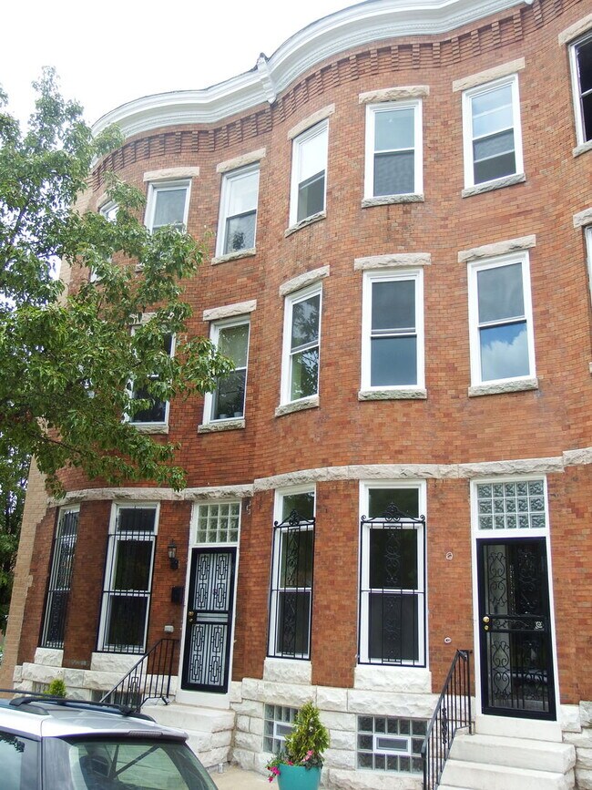 Foto del edificio - Beautiful Renovated Four bedroom Townhome