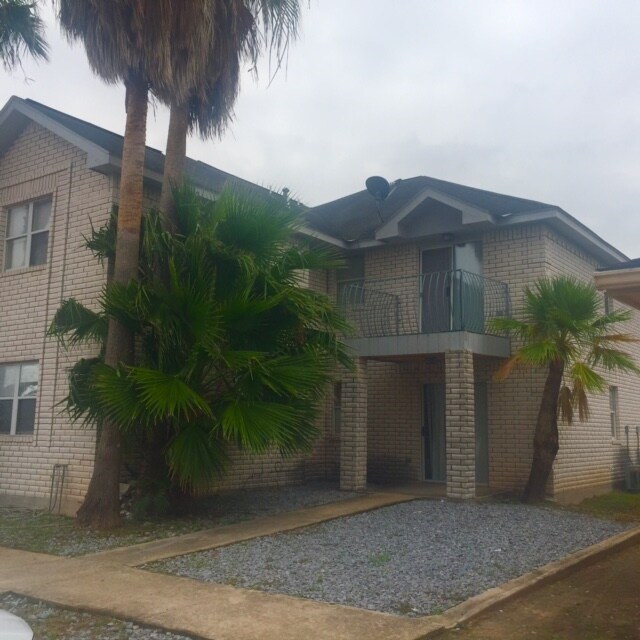 Building Photo - 1800 Oasis Ave