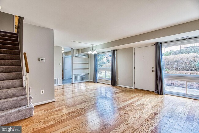 Building Photo - 10101 Mosby Woods Dr