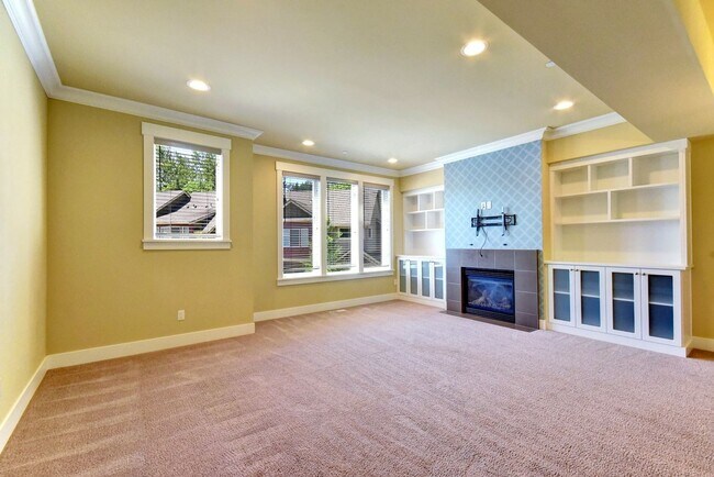 Building Photo - Available July 1st >> Gorgeous, Modern 3BR...