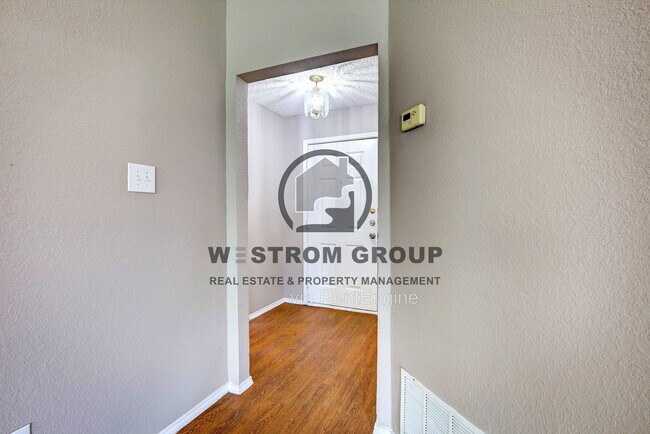 Foto del edificio - 2363 Laurelhill Ln