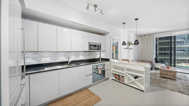 Building Photo - 1010 Brickell Ave