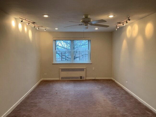 Building Photo - Great 2 Bedroom Apartment in Forest Hills