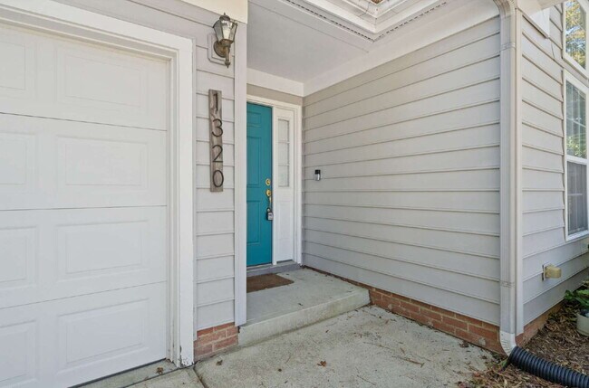 Foto del edificio - Four-Bedroom Home w/ First Floor Primary S...
