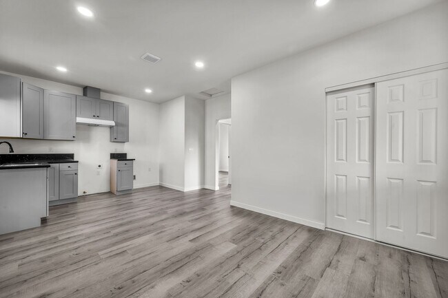 Foto del edificio - 5842-5840 Denver Ave