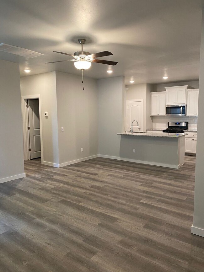 Building Photo - 3br 2ba duplex!!