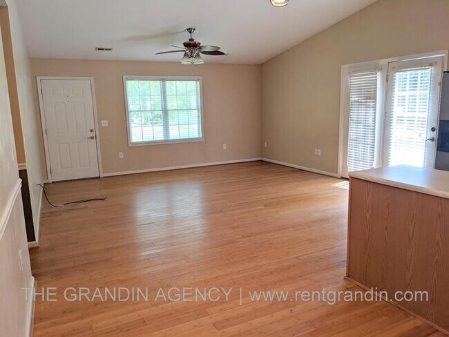 Building Photo - 1470 Pine Bluff Dr