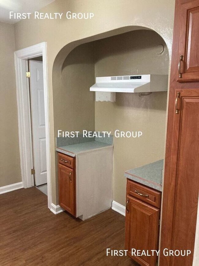 Building Photo - 2 Bedroom, 1 bath Single Family Home, Move...