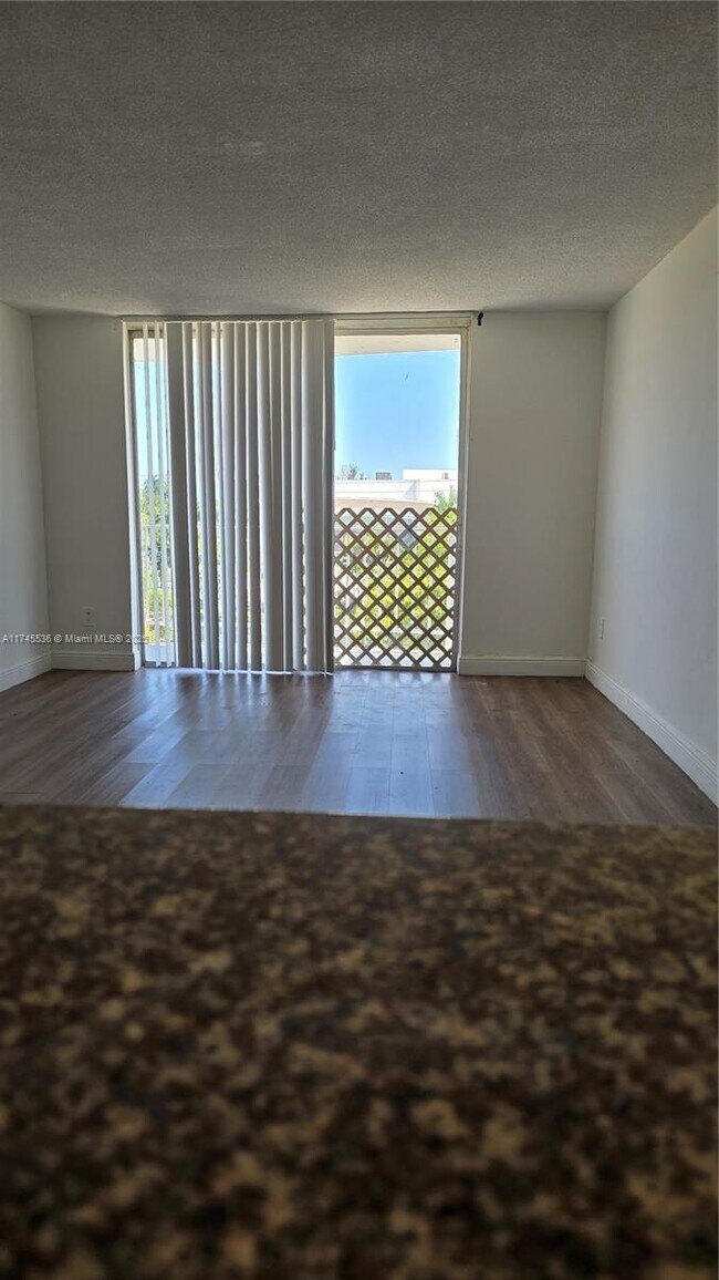Foto del edificio - 498 NW 165th St