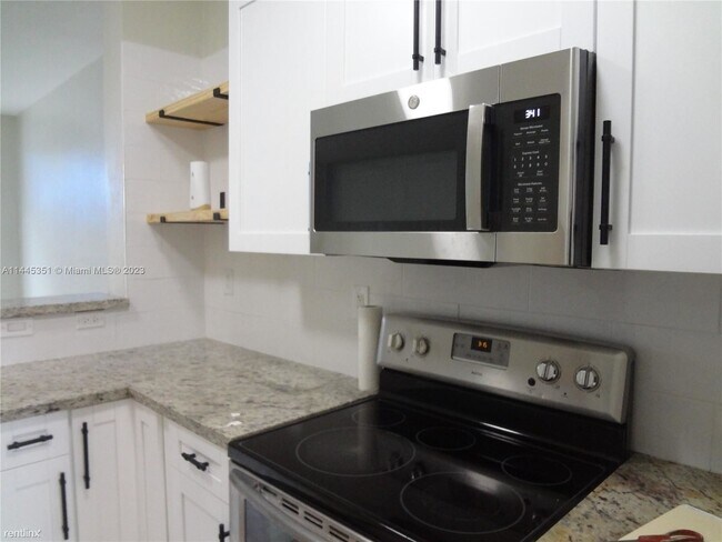 Building Photo - 3 br, 2.5 bath House - 2884 SE 2nd Dr Unit...