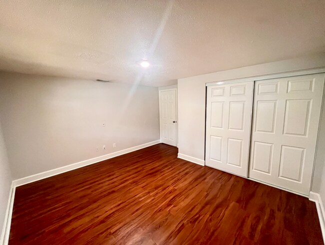 Building Photo - 5309 Oakwood Ct