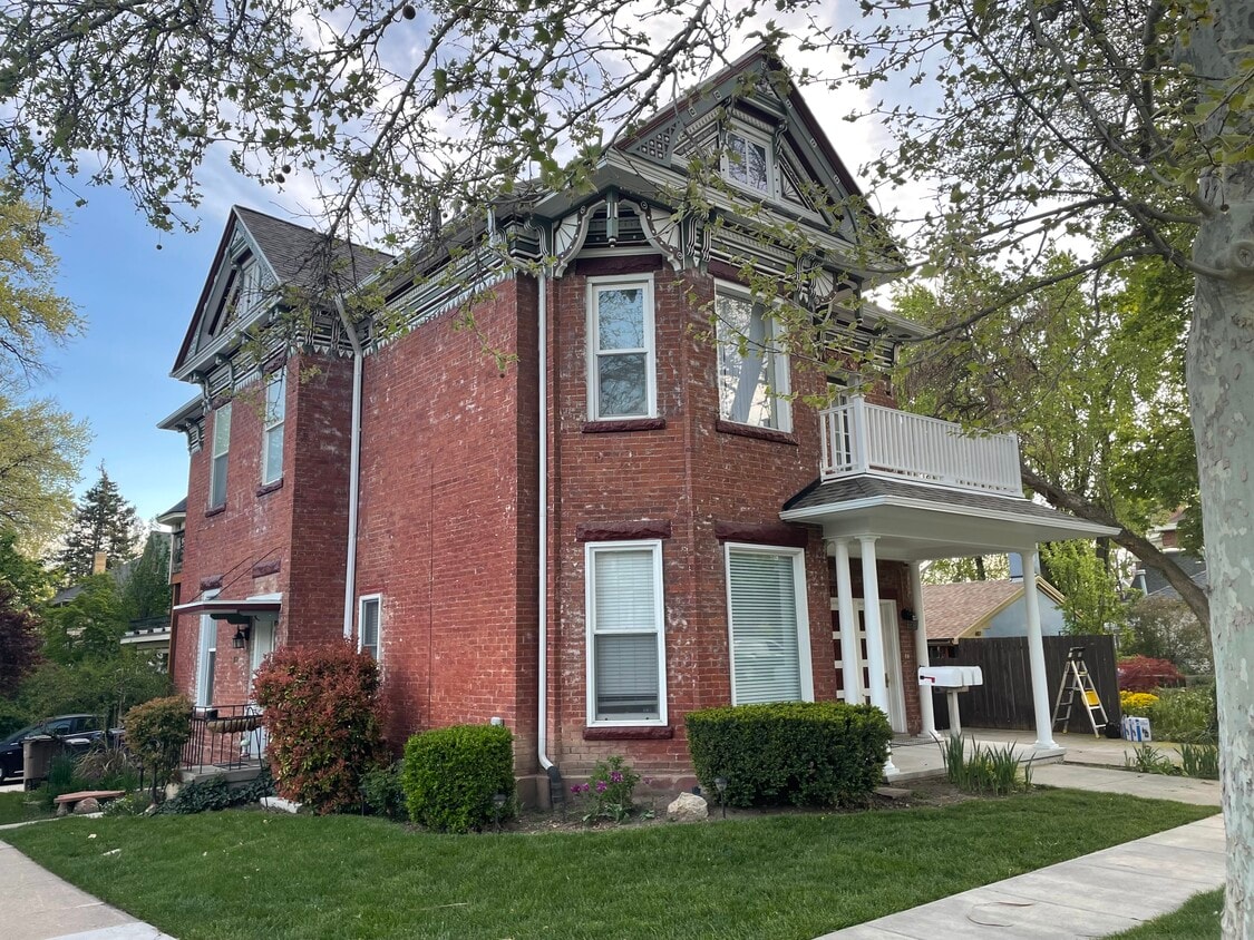 Front - 137 G St