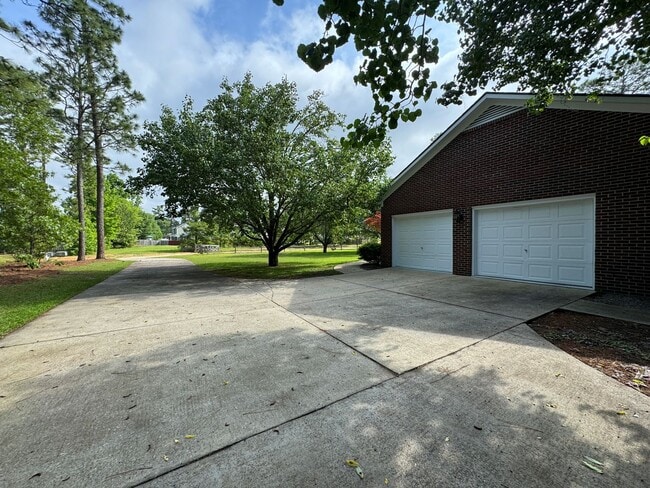 Building Photo - Beautiful 3 Bed 2 Bath Home in Jack Britt