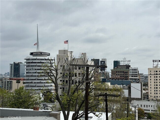 Foto del edificio - 6326 Franklin Ave