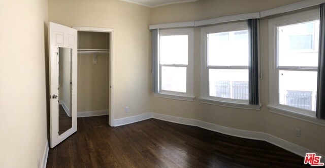Building Photo - 240 S Kenmore Ave