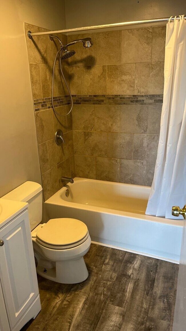 Building Photo - 2 Bedroom Single Family Home