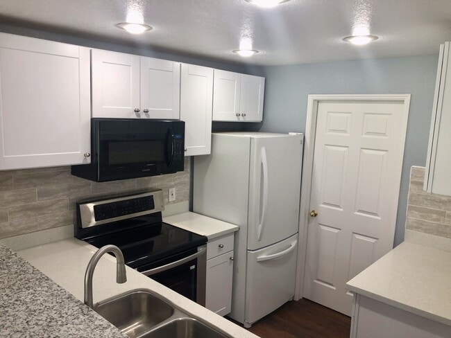 Building Photo - Bellevue Townhouse