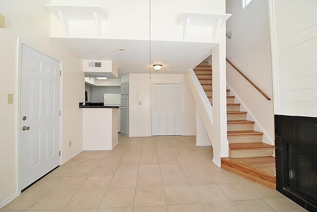 Building Photo - 2301 Basil Dr